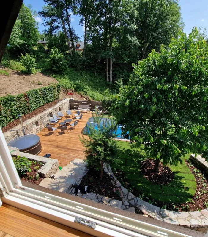 šípková zahrada z okna